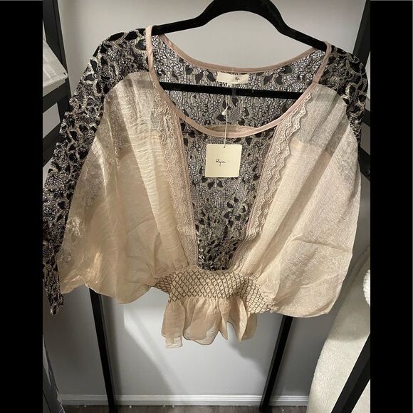Delicate and Fabulous Floral Lace Top-High Demand - Picture 1 of 8